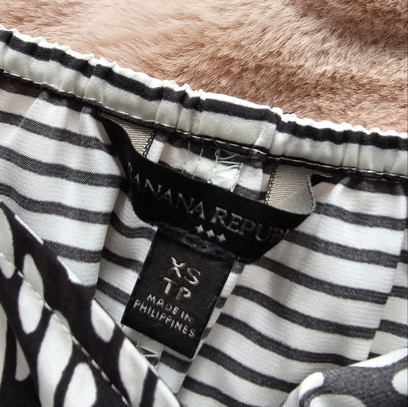 Banana Republic Size XS Chic Striped Black and White Skirt - Picture 4 of 5
